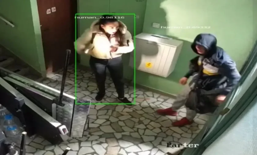 Внимавайте! Мъж и жена тарашат нощем входове в "Младост" (ВИДЕО/СНИМКИ)