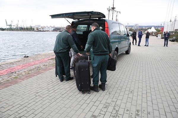 Спасените моряци от потъналия кораб пристигат във Варна 