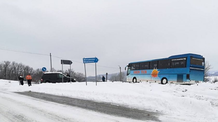 Автобус с 36 деца закъса в Пампорово