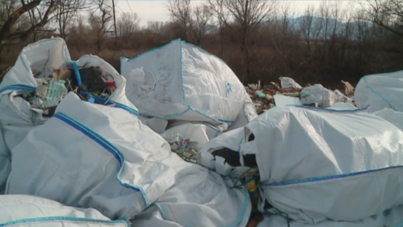 Тонове боклуци затрупват дигата на река Чая