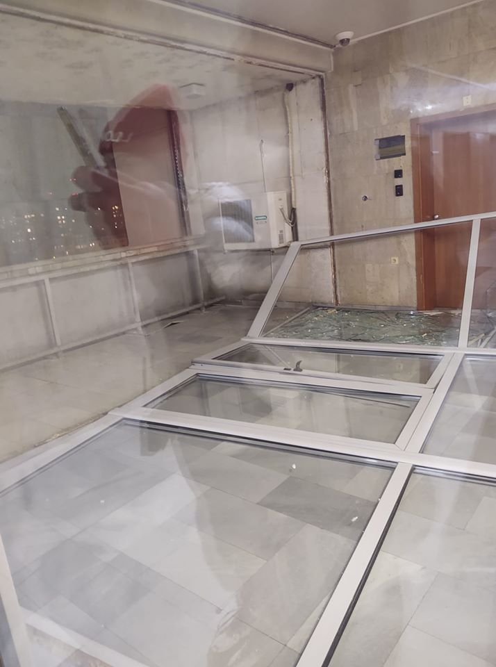 Вятърът събори дограмата на ВМА