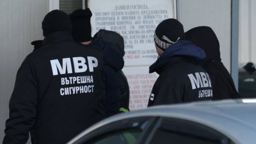 30 митничари са задържани на "Калотина", началникът им също