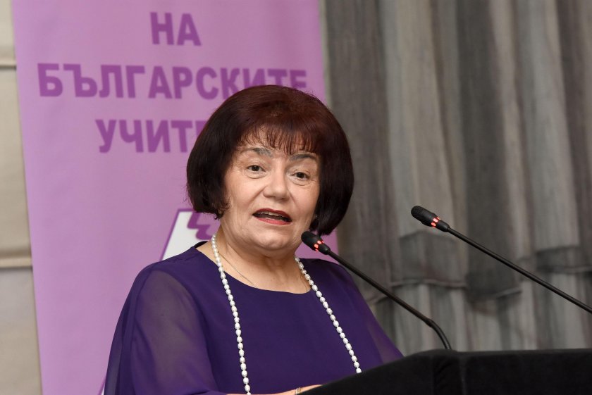 МОН: Не може Янка Такева да насочва учители към определени учебници