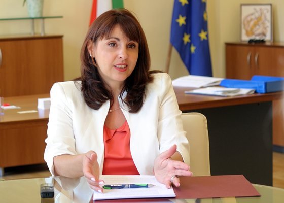 Ефремова увери: Има шанс минималната заплата да е по-висока от 660 евро
