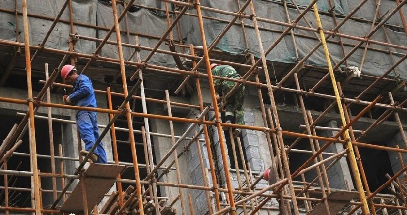 Перничанин е в кома след падане от скеле, проверяват фирмата
