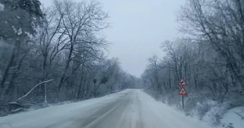 Сняг покри и Беклемето, шофьорите да внимават по пътя Троян - Кърнаре