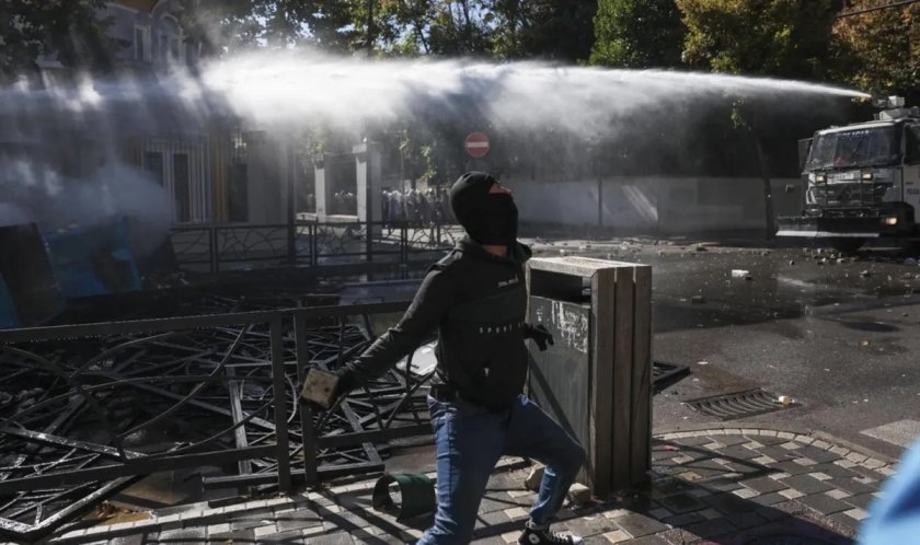 Водни оръдия и сълзотворен газ на протестите в Тирана