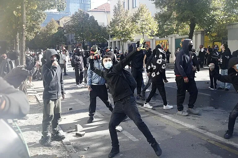 В Тирана е страшно! Летят камъни срещу властта