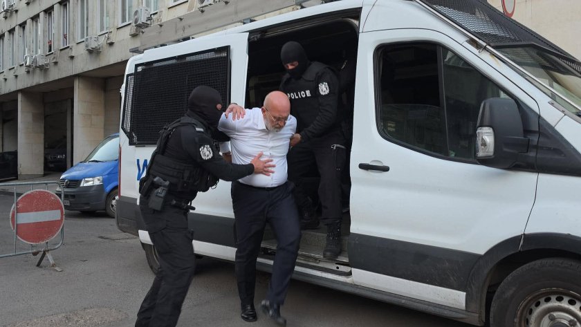 Докараха тримата задържани за убийството на Бинев в СДВР (СНИМКИ)