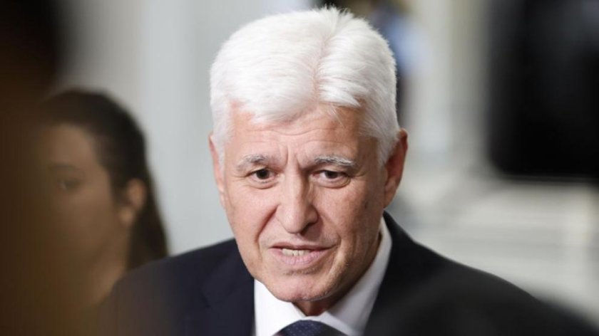 Министър Стоянов и адмирал Ефтимов наблюдават учение на НАТО на летище Чешнегирово