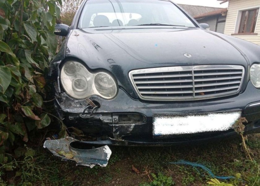 14-годишен се заби в ограда на къща с автомобила на баща си (СНИМКИ)