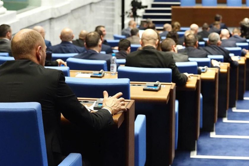 Депутатите ще направят нов опит за извънредно заседание