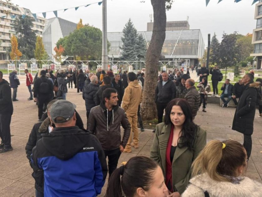 Граждани на протест преди делото срещу кметовете на Белица и Сунгурларе (СНИМКИ)