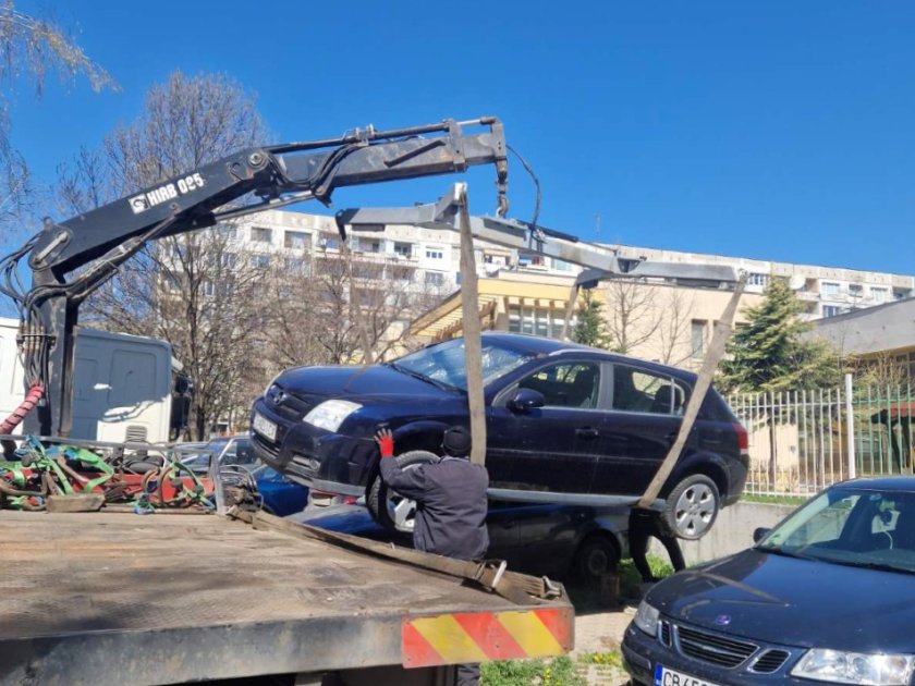 В София вдигнаха 128 изоставени коли за три месеца