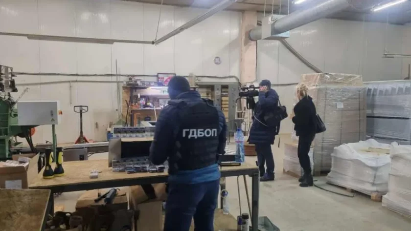 При акция на ГДБОП, Гранична и ДАНС: Откриха 12 тона тютюн в тайна фабрика в Карнобат