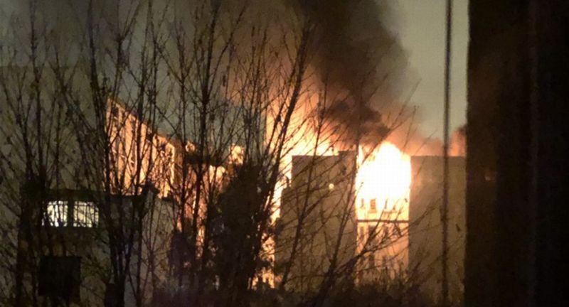 Голям пожар в Асеновград, изгоряха три коли и заведение