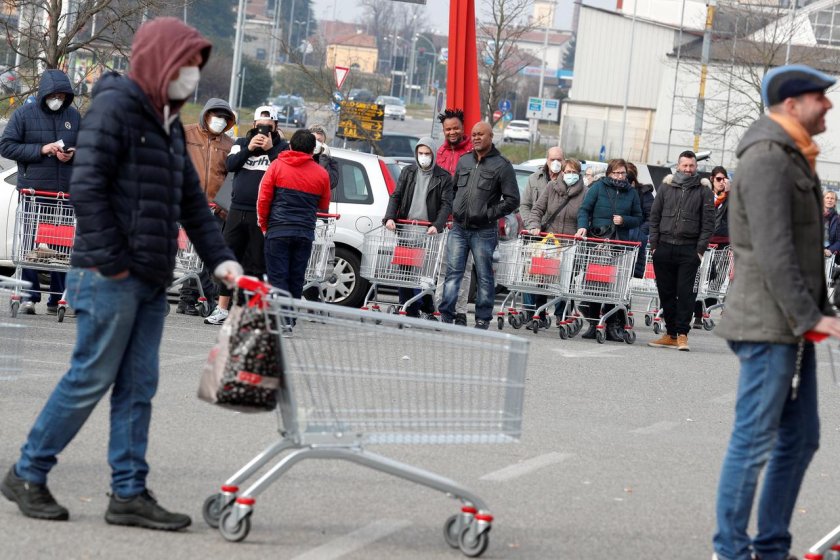 Коронавирус истерия! В Северна Италия опразниха магазините (СНИМКИ) 