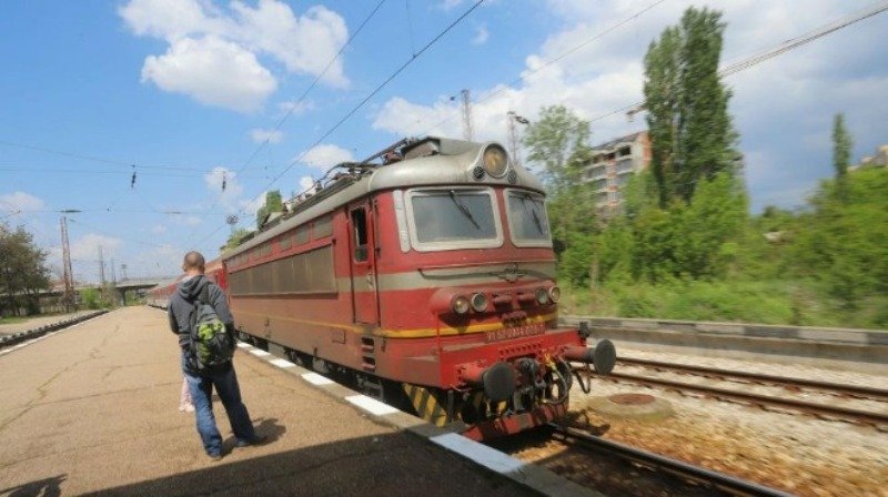 Паднал камион спря влаковете между Бяла и Полски Тръмбеш