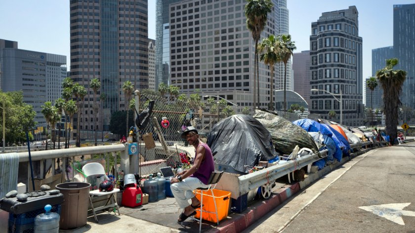 Калифорния дава близо 300 сгради на бездомници