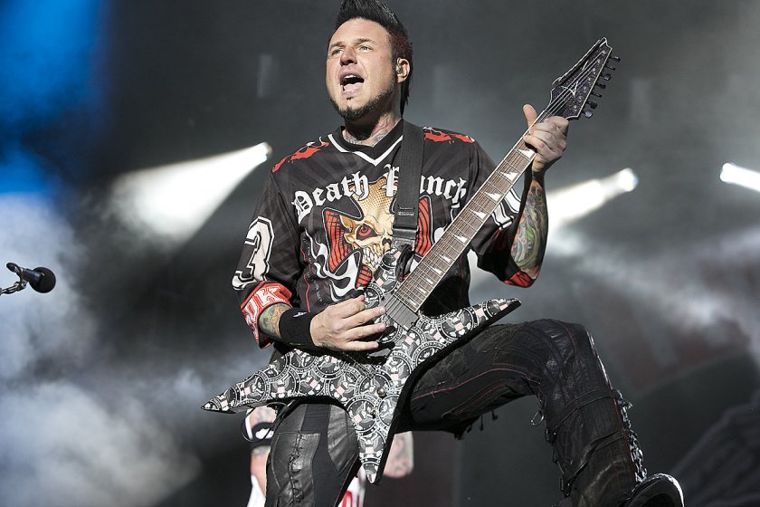 Китаристът на Five Finger Death Punch отпада от турнето и шоуто в София