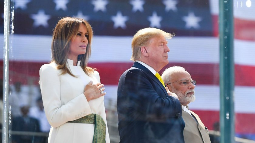 Индия посреща Тръмп помпозно, въпреки наказателните мита