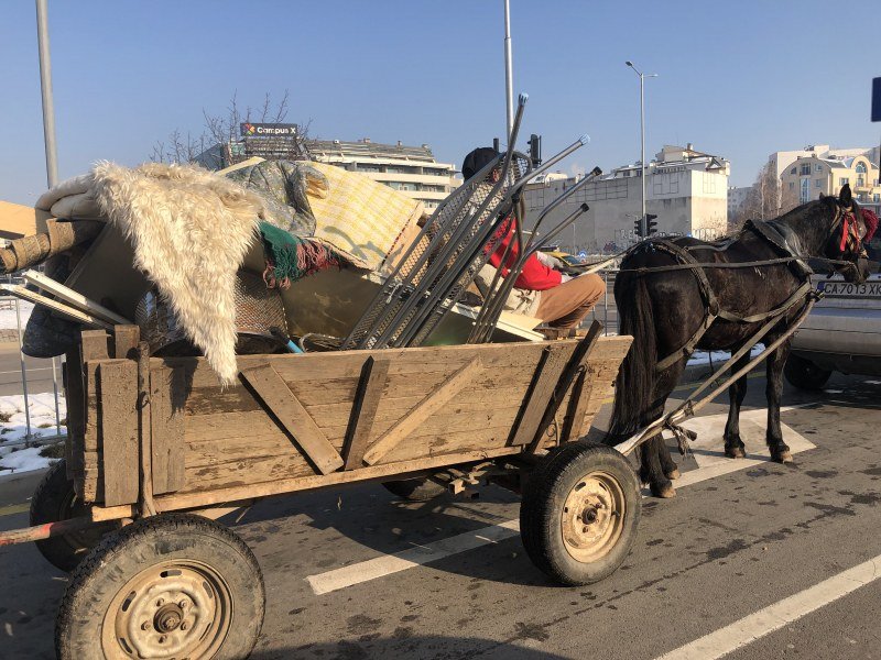 Пиян шофьор помете каруца, трима са в болница