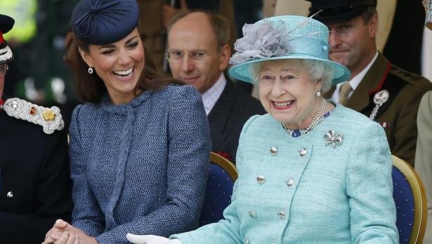 Елизабет II гласи Кейт за кралица 