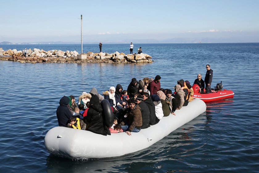 Гърция замразява молбите за убежище на мигранти