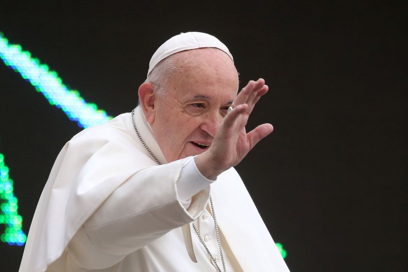 Папата болен, отмени меса със свещеници в Рим
