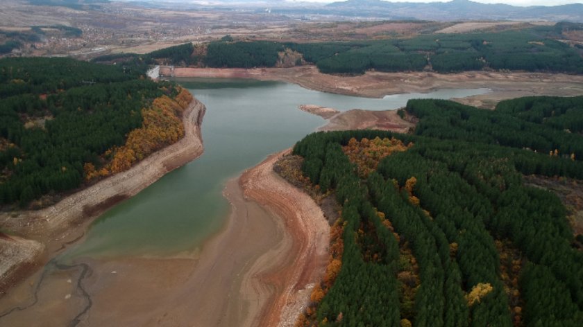 „Галъп“: Водната криза и скандалите клатят властта