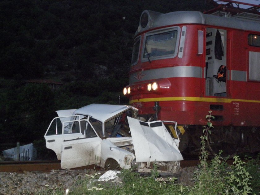 Жена загина, влак удари колата й