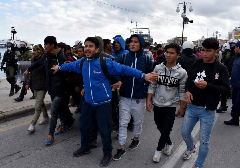 Гърция блокира 4000 мигранти на границата с Турция