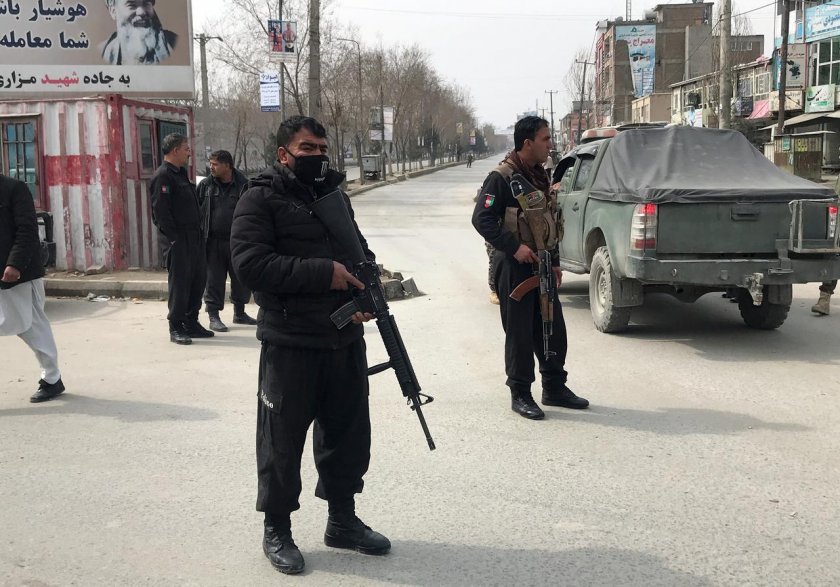 Премиерът на Афганистан оцеля при нападение в Кабул