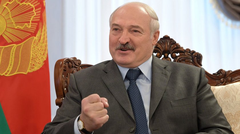 Рецептата на Лукашенко срещу вируса: Сауна, водка и трактор