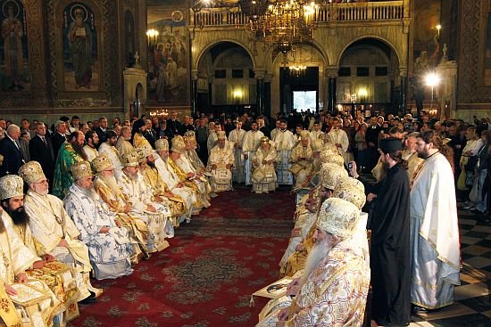 Лекари и експерти поискаха богослуженията да спрат 