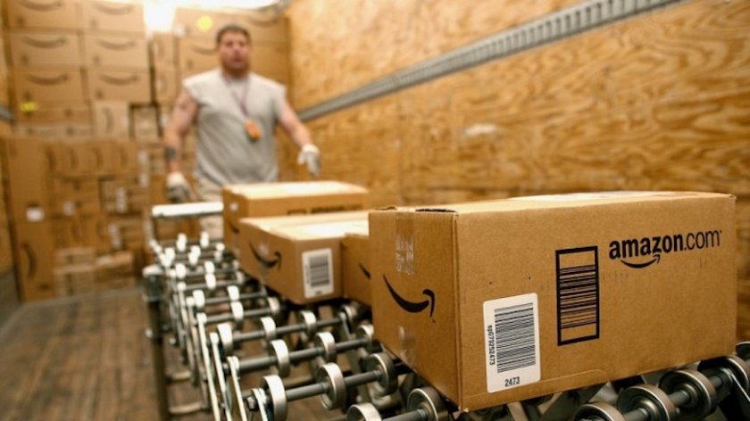 Amazon наема спешно 100 000 служители