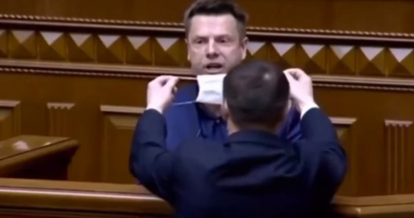Опитаха да запушат устата на украински депутат с маска (ВИДЕО)