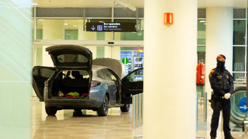 Албанци нахлуха с кола на летището в Барселона