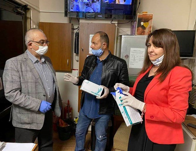 Общинари в Бургас дариха ръкавици на медици 