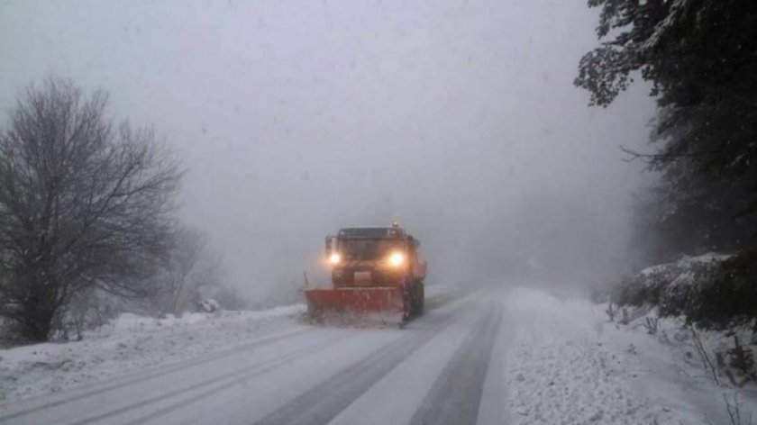 Майски сняг се сипе в Смолян