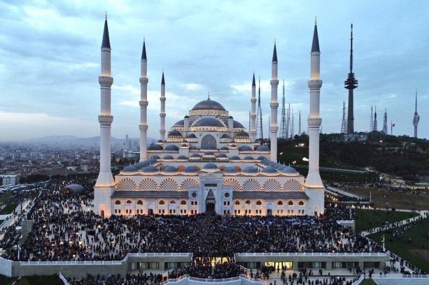 Ердоган откри най-голямата джамия в Турция (СНИМКИ)