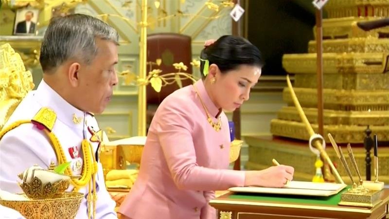 Кралят на Тайланд се ожени за бодигарда си