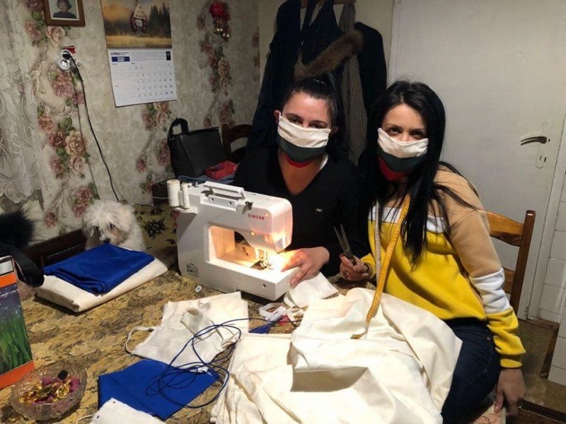 Момичета шият безплатни маски за съселяните си