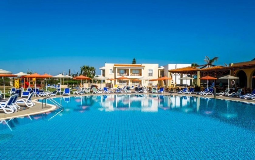 Хотели в Кипър стават центрове за карантина на хората, връщащи се от чужбина