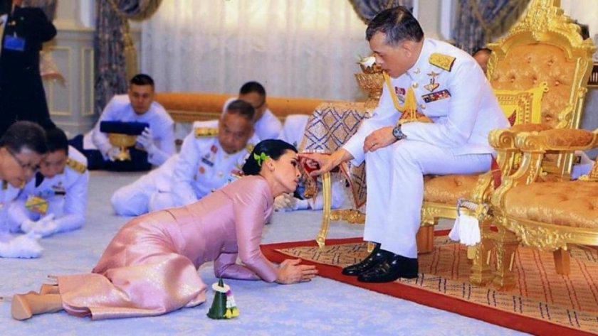Нека му е зле! Кралят на Тайланд се самоизолира с 20 жени