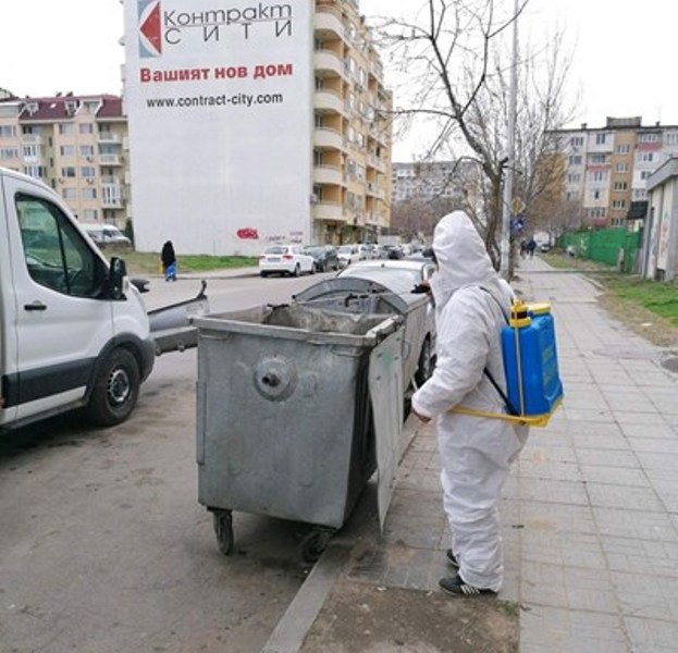 Дезинфекцират контейнерите в София