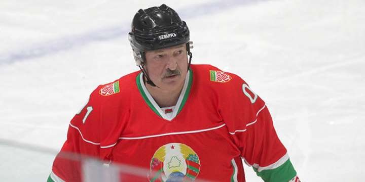 Вирус не го лови! Лукашенко играе хокей (СНИМКИ+ВИДЕО)
