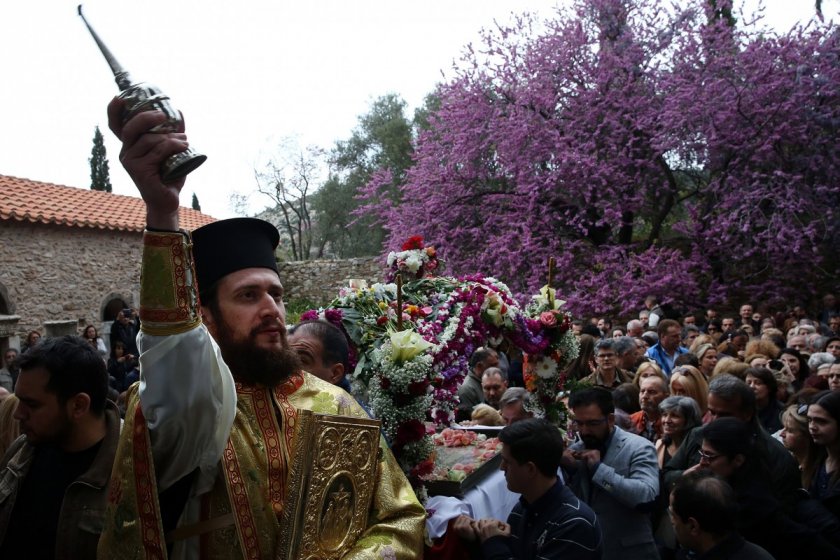 Нечувано: Гърците ще празнуват Великден вкъщи