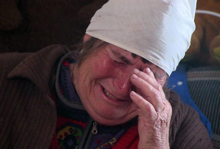 Изверги откраднаха храната на 95-годишна баба