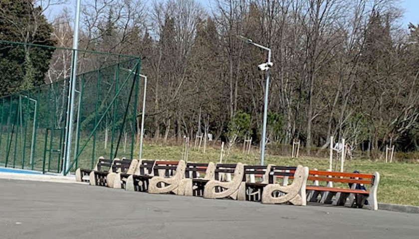 Заради нарушения: Събират пейките в бургаските паркове